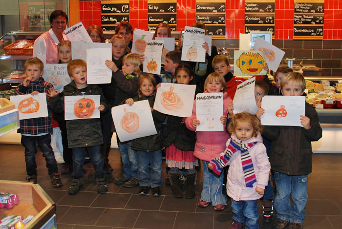 Preisverleihung unseres Malwettbewerbs in 2010 zum Thema: "Halloween"